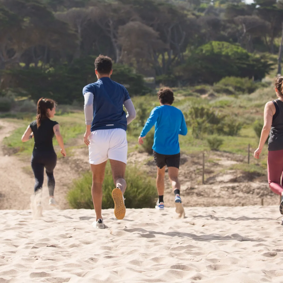 Les rédacteurs de Moray Running, en tenue de course, au bord de la mer