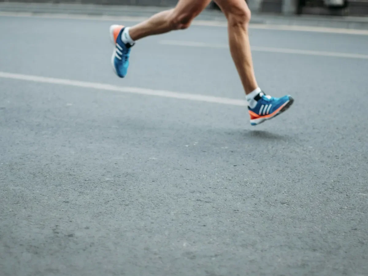 Adidas ou Saucony : quelles chaussures pour viser un record