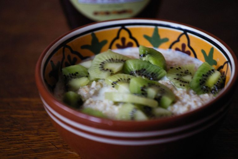 Bol de porridge aux flocons d’avoine et kiwi