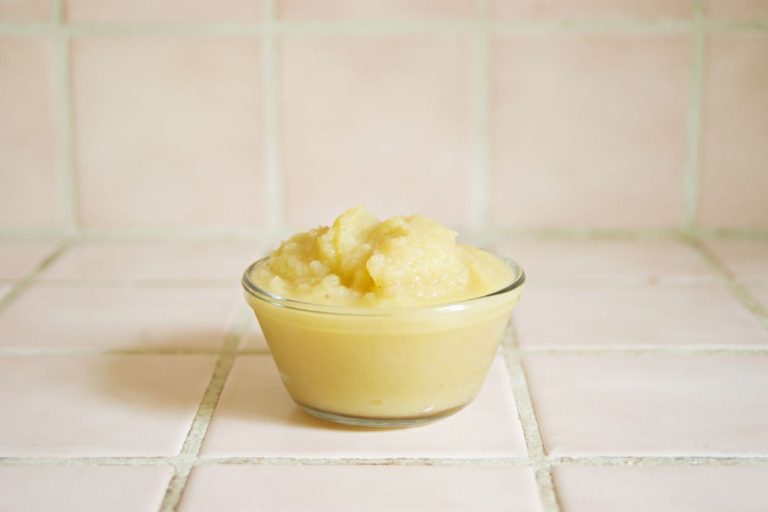 Compote de fruits lisse dans un ramequin