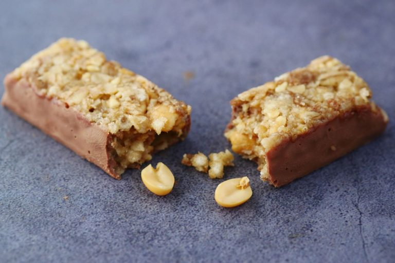 Barre aux céréales et fruits secs coupée en deux