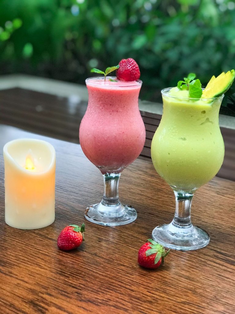 Deux smoothies aux fruits dans des verres
