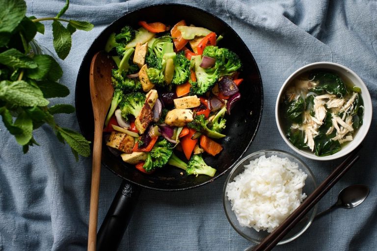 Riz blanc et légumes sautés