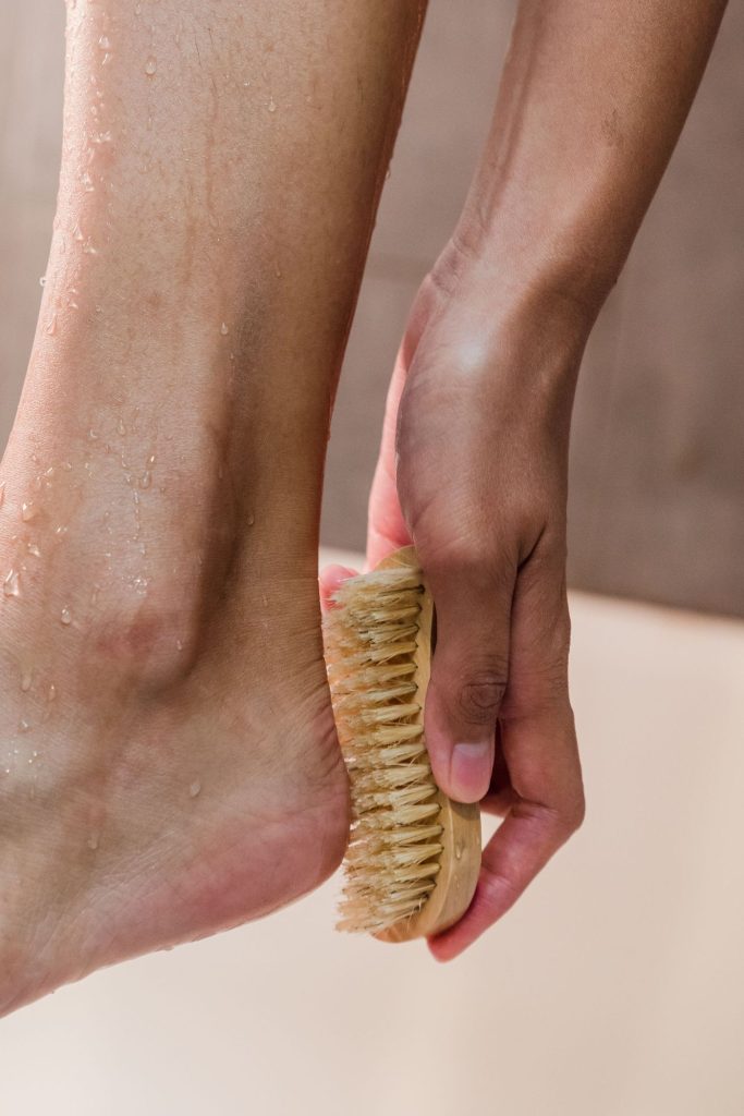 Talon frotté avec une brosse à poils naturels