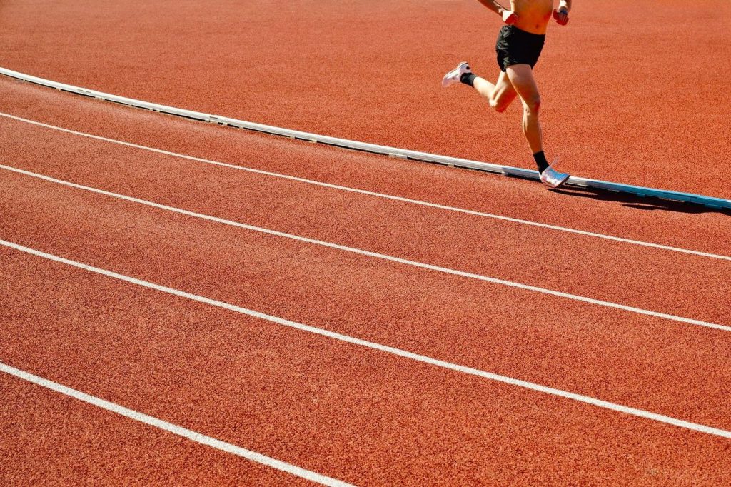 Coureur sur une piste d’athlétisme rouge