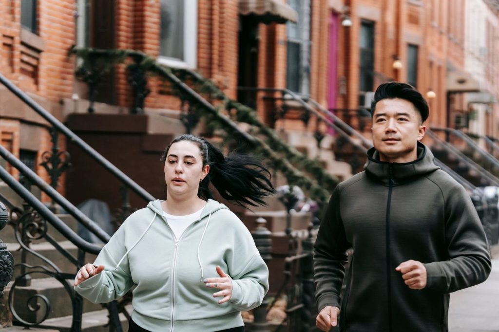 Deux coureurs qui trottinent côte à côte en ville