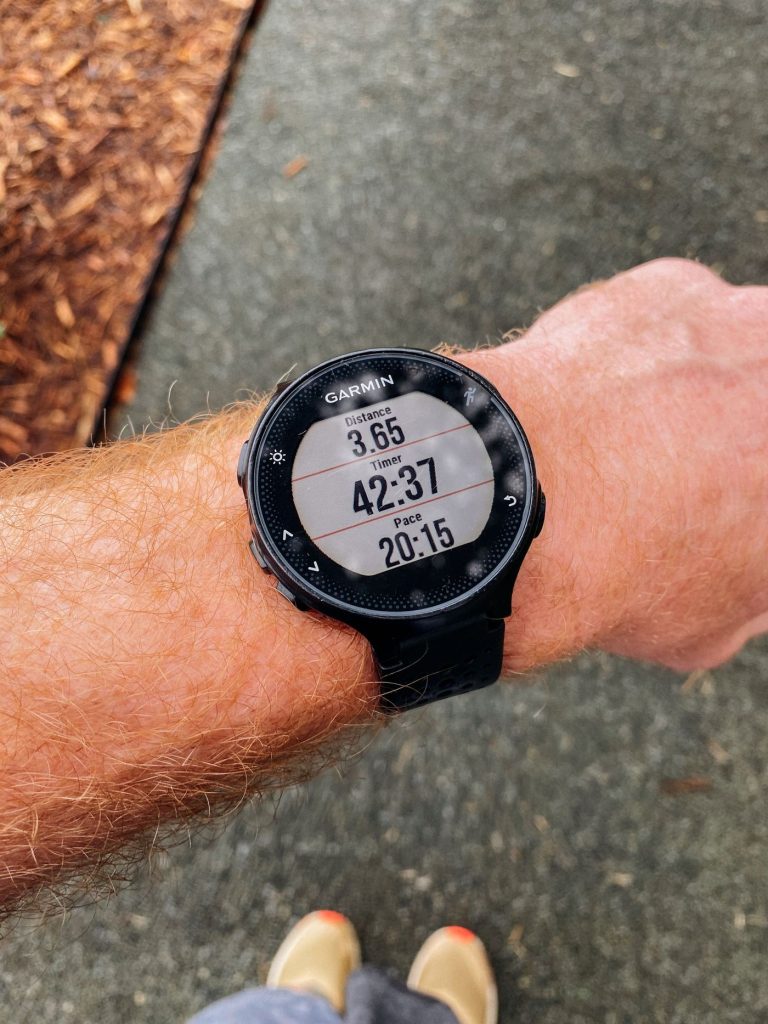 Montre Garmin Forerunner affichant distance, temps et allure