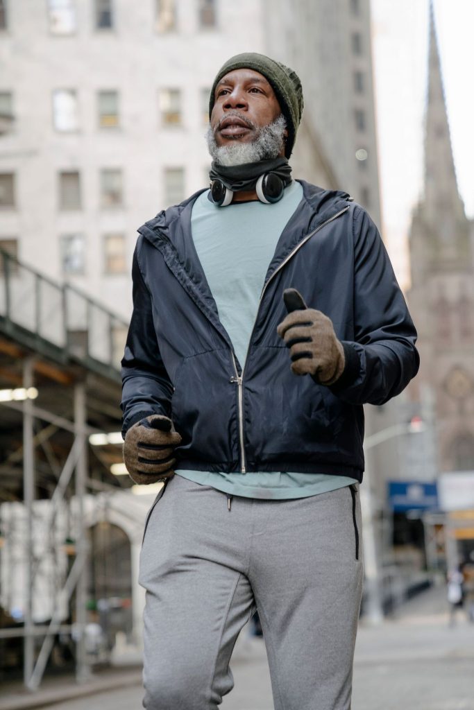 Homme senior qui court dans une rue en ville