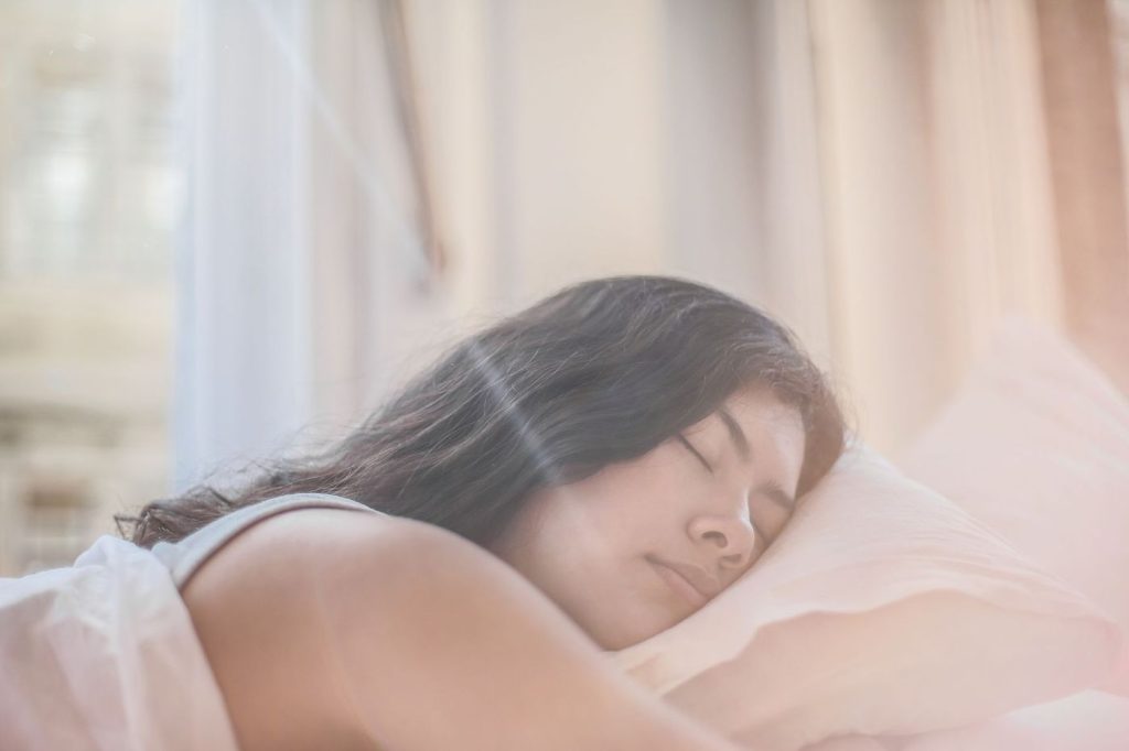 Femme endormie, la tête sur l’oreiller
