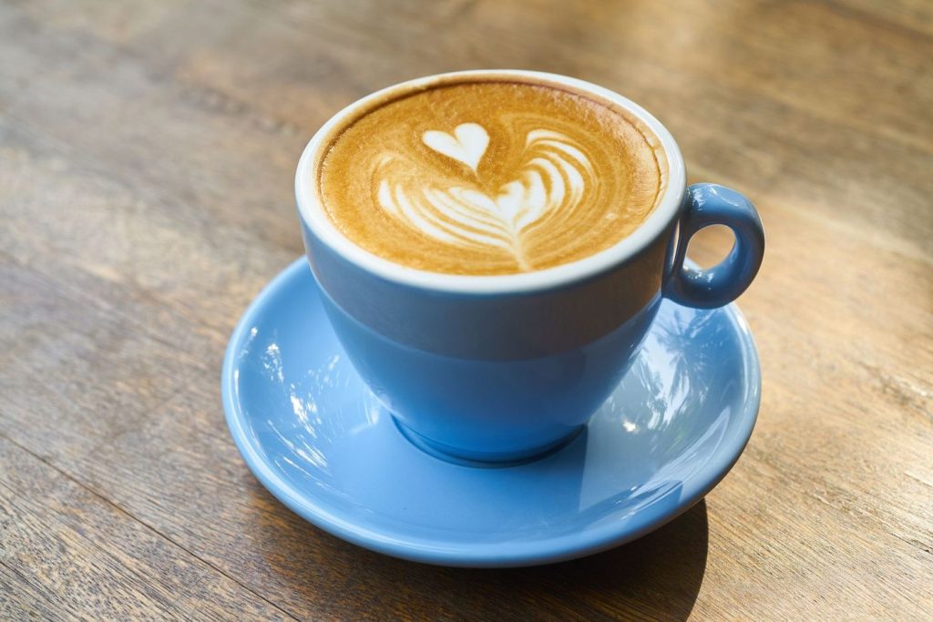 Tasse de café au lait sur sa soucoupe