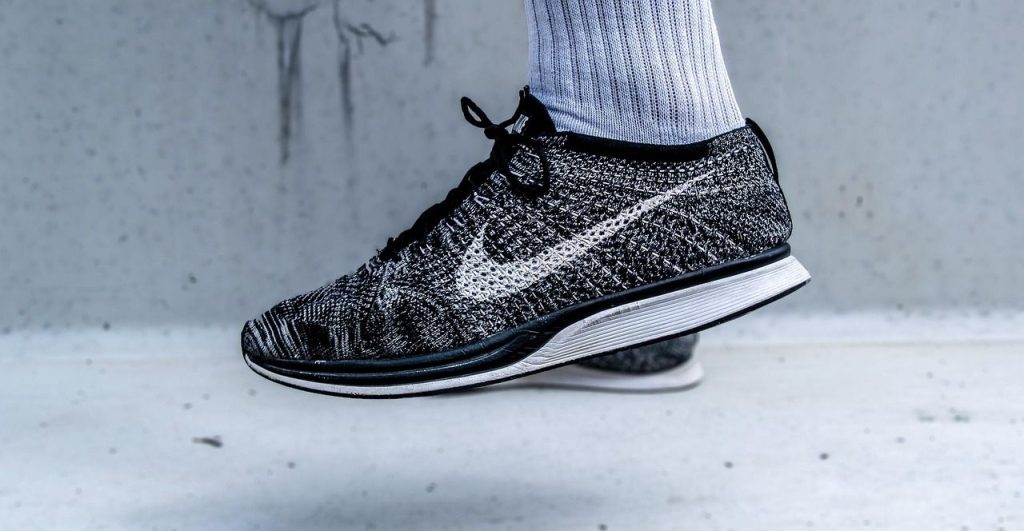 Chaussure Nike à tige tricotée vue de profil