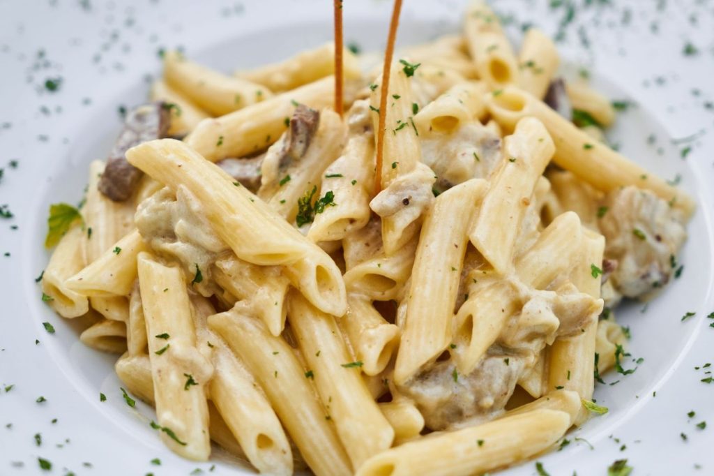 Assiette de pâtes penne