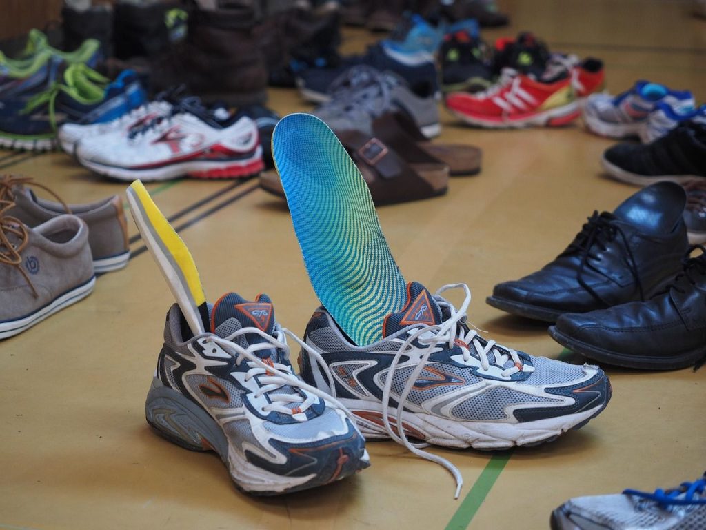 Semelles amovibles colorées glissées dans des chaussures de course